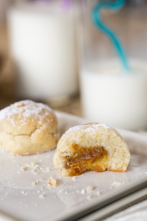 Shortbread Filled with Dulce de Leche and cold milk