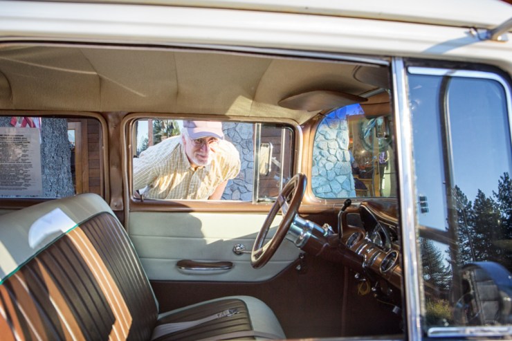 Yes!Chef! checks out the interior of a 1950s (or so) Pontiac